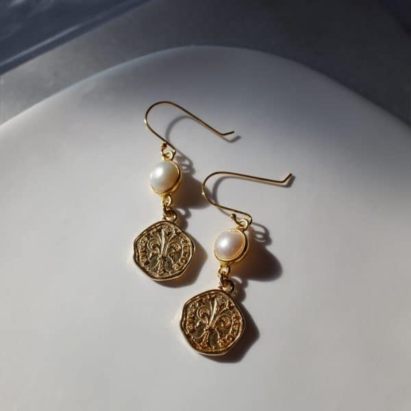 Orecchini pendenti Fiorino con Cabochon di Perla